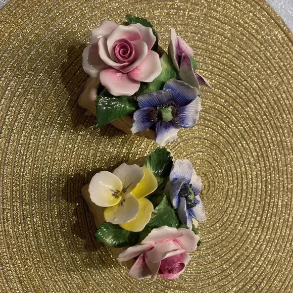 𝅺crown ROYAL * BONE CHINA FLOWER BOUQUET / FLORAL 3 LEGGED PAIR POTS ~ ENGLAND